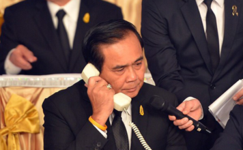 ประยุทธ์ จันทร์โอชา นายกรัฐมนตรี กำลังคุยโทรศัพท์