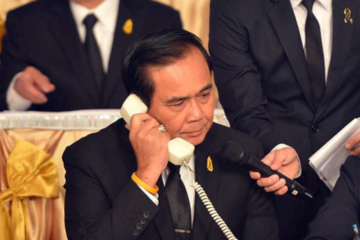 ประยุทธ์ จันทร์โอชา นายกรัฐมนตรี กำลังคุยโทรศัพท์