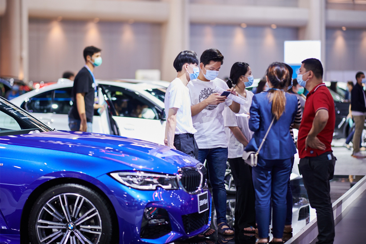 สมรภูมิ “พรีเมี่ยมคาร์” ร้อนฉ่า BENZ-BMW ผนึกดีลเลอร์ชิงผู้นำตัวจริง