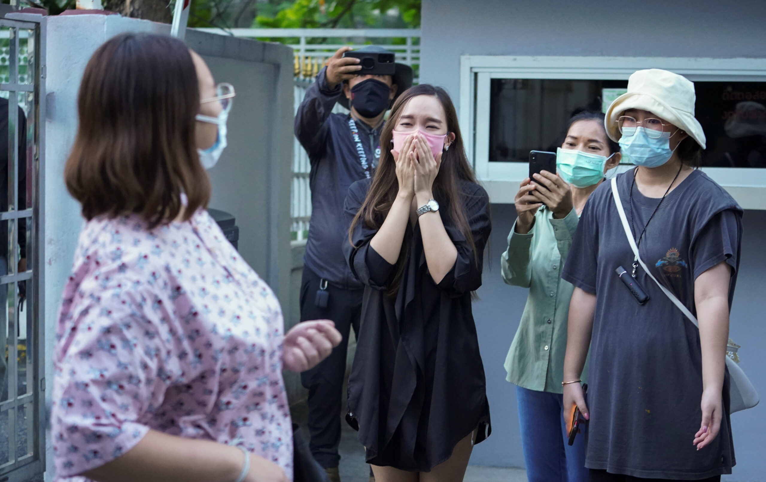 “พี่สาวรุ้ง ปนัสยา” ติดโควิด-19 คาดรับเชื้อจากน้อง