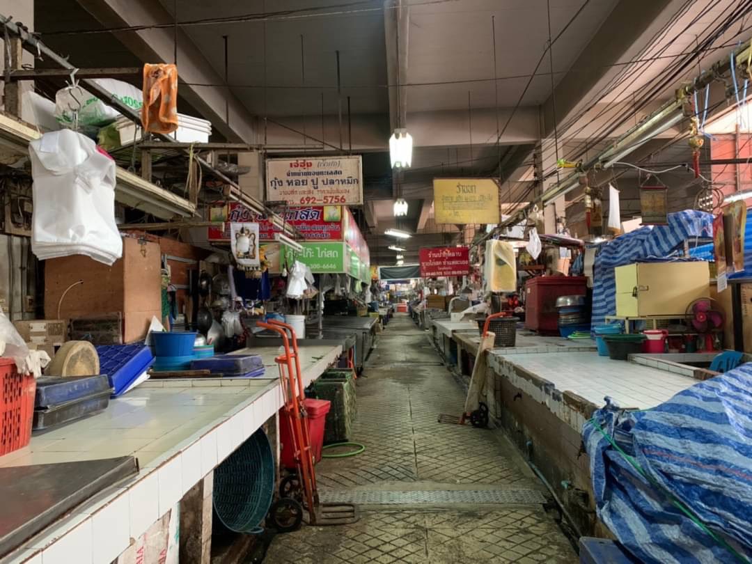 ตลาดห้วยขวาง พบแรงงานพม่าติดโควิด 2 ราย ลุยตรวจคัดกรองผู้ค้า 300 ชีวิต