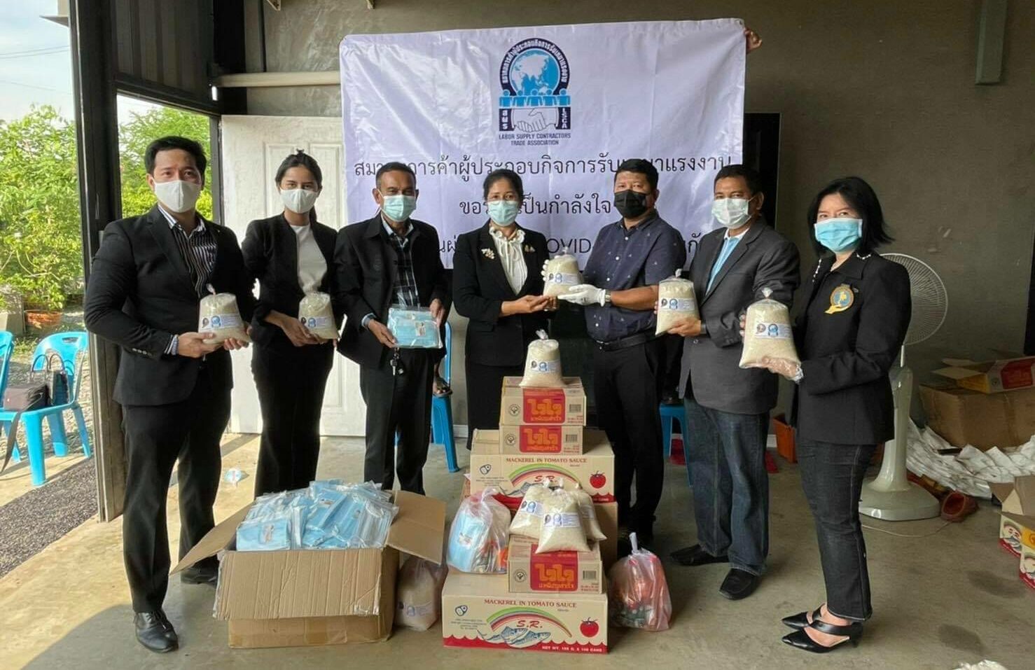ส.การค้าผู้ประกอบกิจการรับเหมาฯ มอบของยังชีพช่วยแรงงานเลิกจ้าง