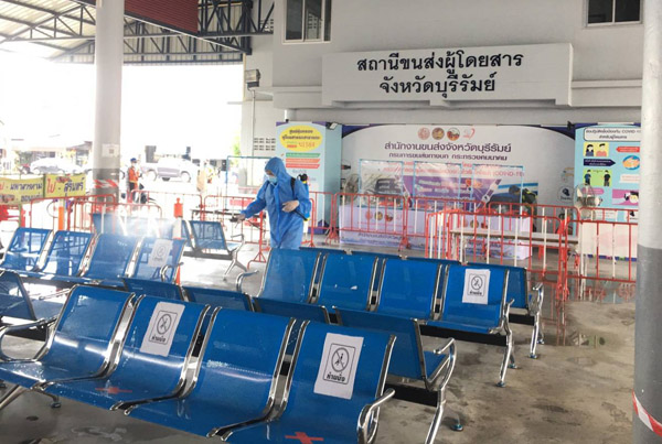 บุรีรัมย์เร่งพ่นยาฆ่าเชื้อสถานีขนส่งสกัด “คลัสเตอร์ร้านกาแฟ” พบติดเชื้อโควิด 3 ราย