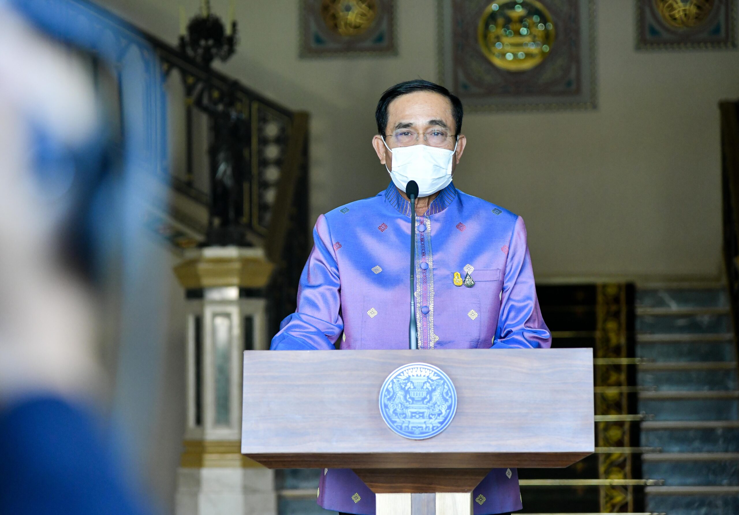 ประยุทธ์ นำ ครม. ยืนตรง-ร้องเพลงชาติ วันพระราชทานธงชาติไทย 