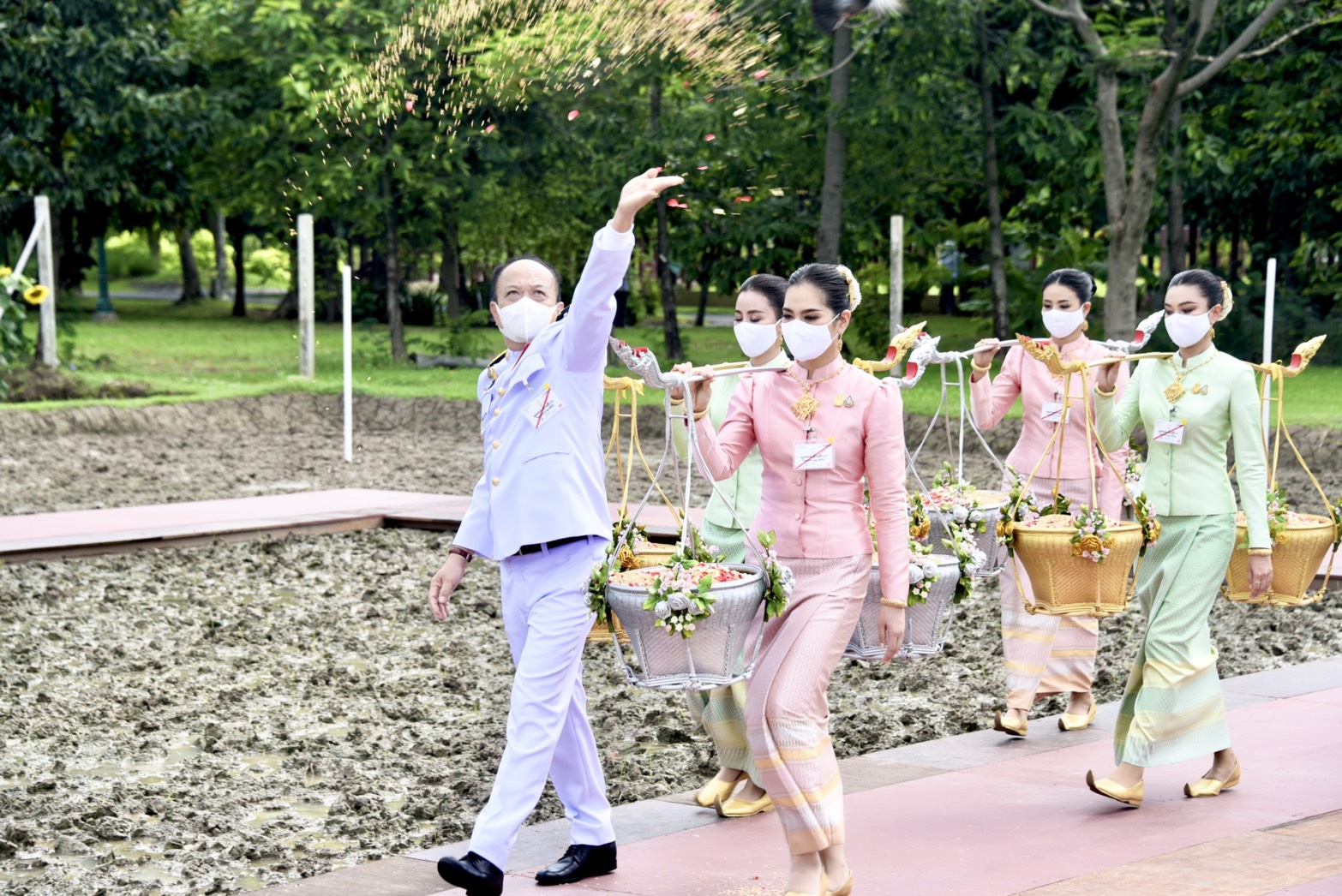 วิถีใหม่ “พิธีหว่านข้าวพระราชพิธีพืชมงคลจรดพระนังคัลแรกนาขวัญ”