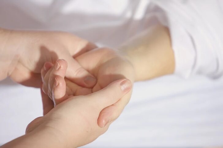 hands-1327811_960_720