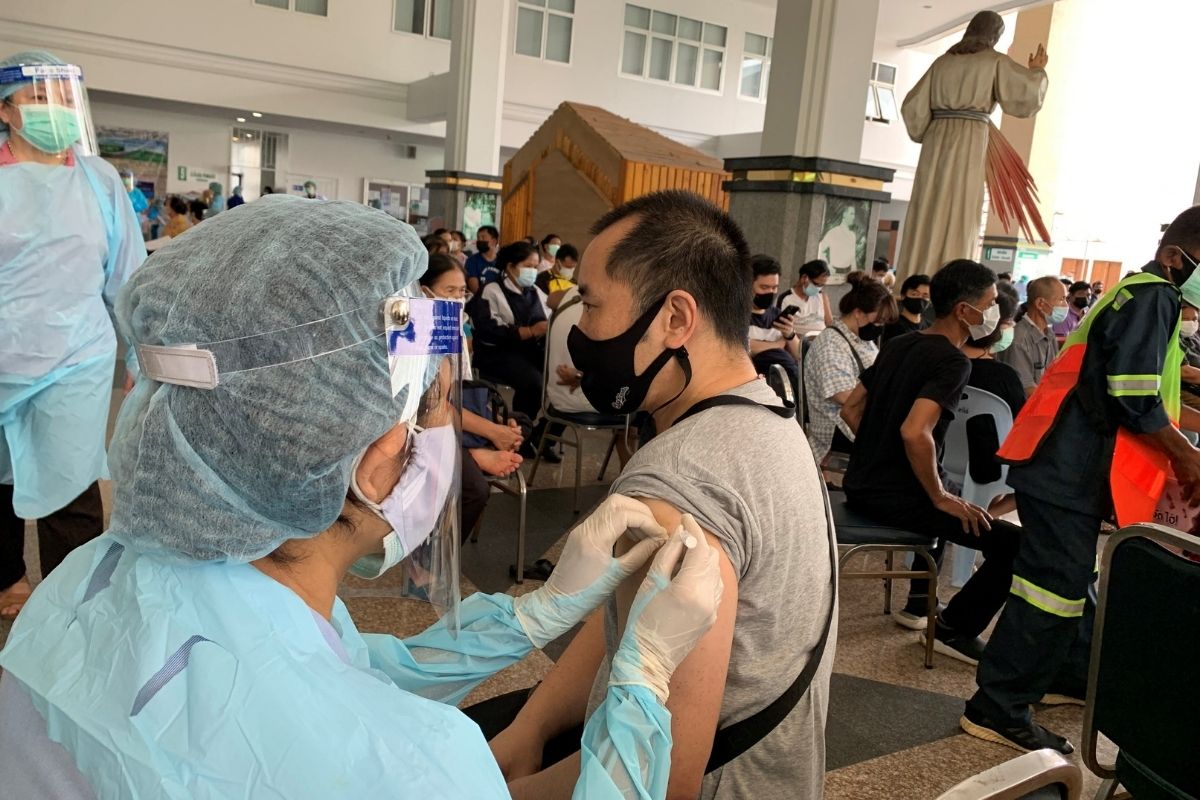 ประชาชนแห่รับสิทธิ์ ประกันแพ้วัคซีนโควิดฟรี 14 วันยอดลงทะเบียนเต็ม 1 ล้านราย