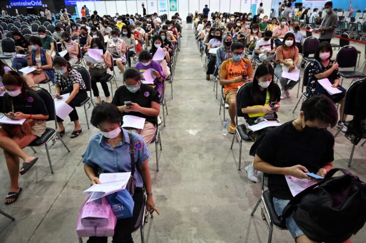 นั่งรอฉัดวีคซีน นั่งรอฉัดวีคซีน