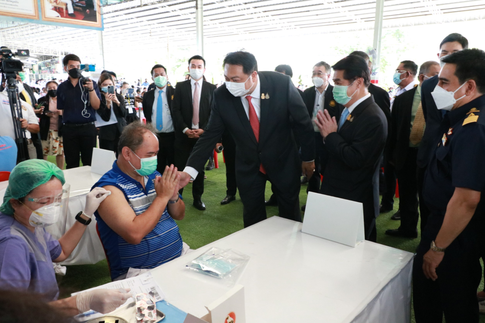 ตรวจเยี่ยมศูนย์ฉีดวัคซีนผู้ประกันตน ม.33 ที่ บ.โรงงานฟุตบอลไทย