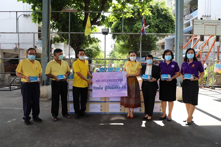 ‘ลุงป้อม’ ห่วงใยชาวแฟลตดินแดง สั่ง รมว.เฮ้ง ดูแลมอบหน้ากากอนามัย 100,000 ชิ้น ป้องกันโควิด-19