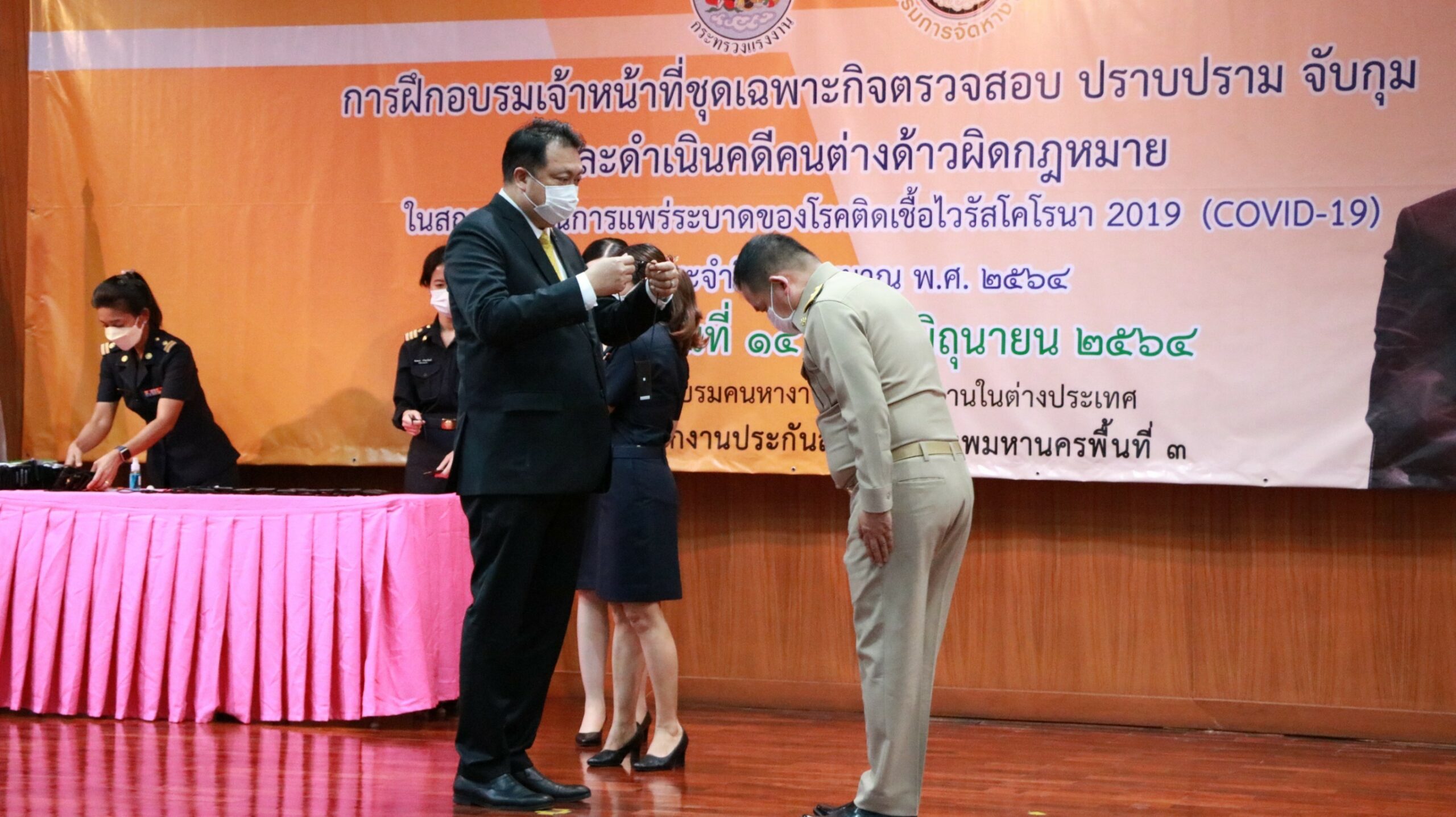 รมว.แรงงาน มอบบัตรตรวจแรงงานต่างด้าวแก่ชุดเฉพาะกิจฯ พร้อมย้ำดำเนินคดีคนต่างด้าวลักลอบทำงาน
