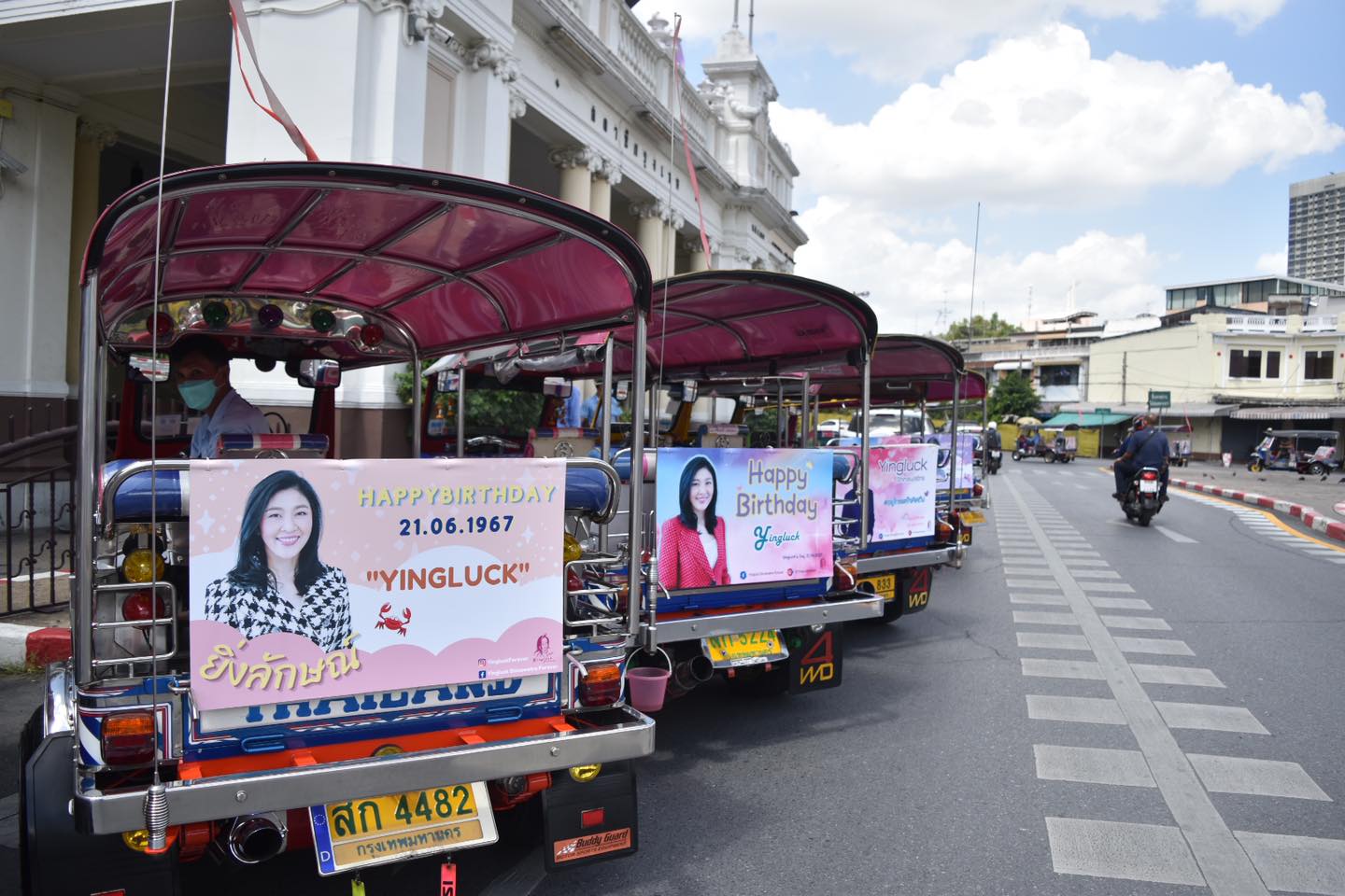 แฟนด้อม “ยิ่งลักษณ์” เอาด้วย! ทุ่มซื้อโฆษณา ท้ายรถตุ๊กตุ๊ก “อวยพรวันเกิด”