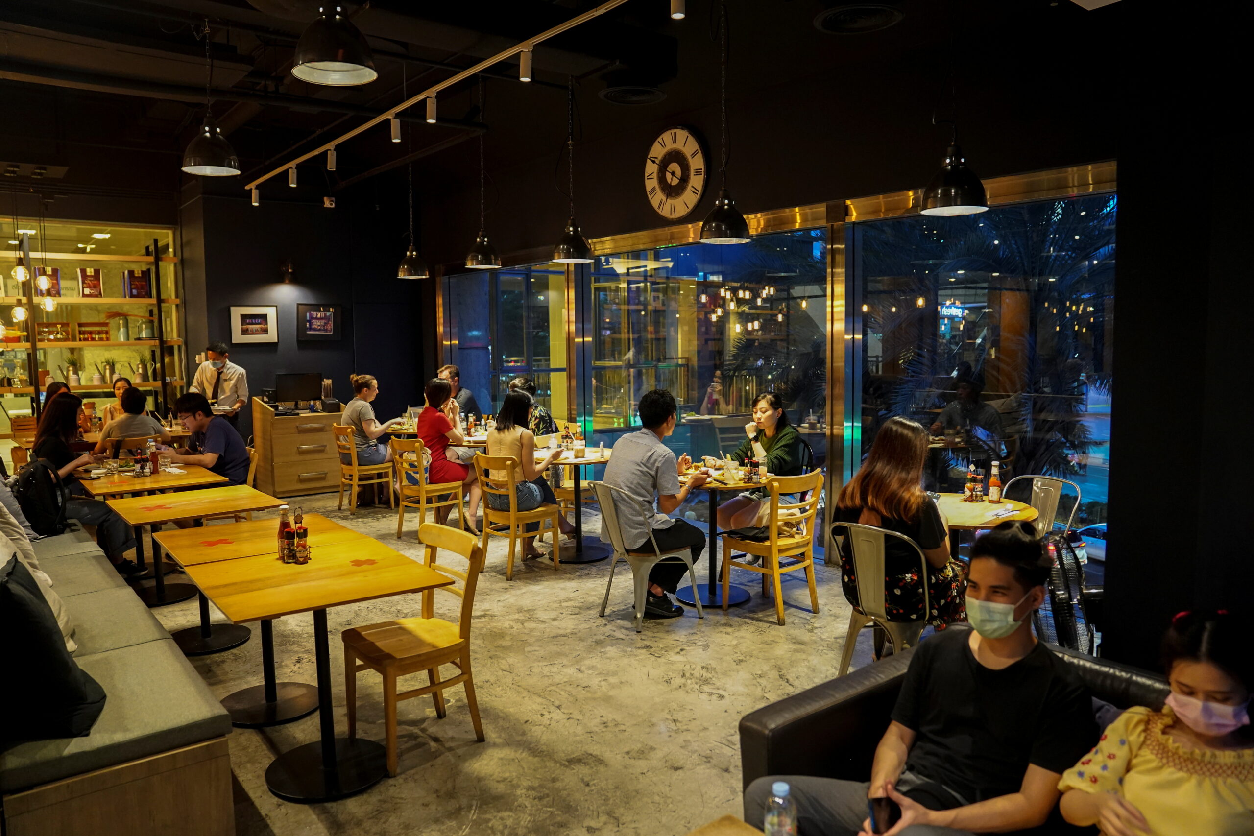 ศบค. คลายล็อกดาวน์ทุกพื้นที่ นั่งกินในร้านได้ถึง 5 ทุ่ม ยังห้าม “ผับ-บาร์”