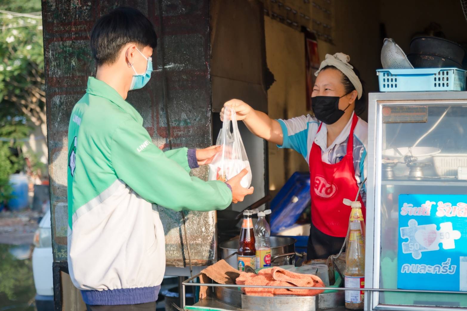 ฟู้ดดีลิเวอรี่ “ไลน์แมน-โรบินฮู้ด” อัดแคมเปญ ช่วยร้านค้าฝ่าวิกฤตล็อกดาวน์