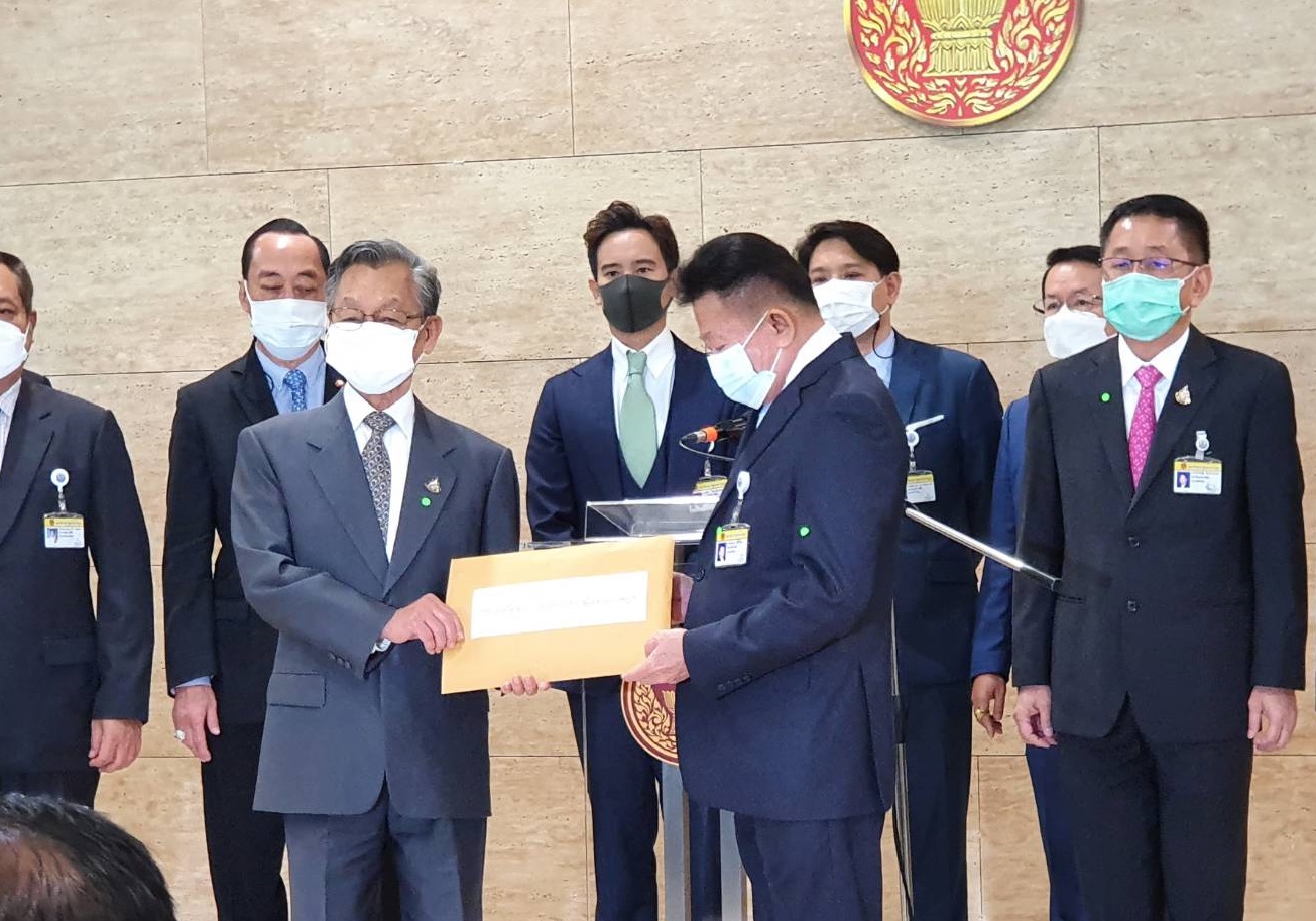 ฝ่ายค้านยื่นแก้รัฐธรรมนูญ เพื่อไทย – ก้าวไกล ปัดซดเกาเหลา
