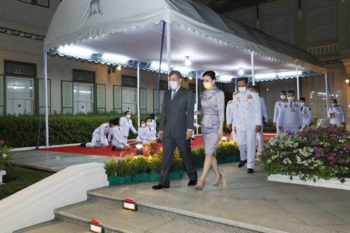 ในหลวง พระราชินี พระราชทาน รถเก็บตัวอย่างชีวนิรภัย ให้ สธ.ค้นหาผู้ติดเชื้อเชิงรุก