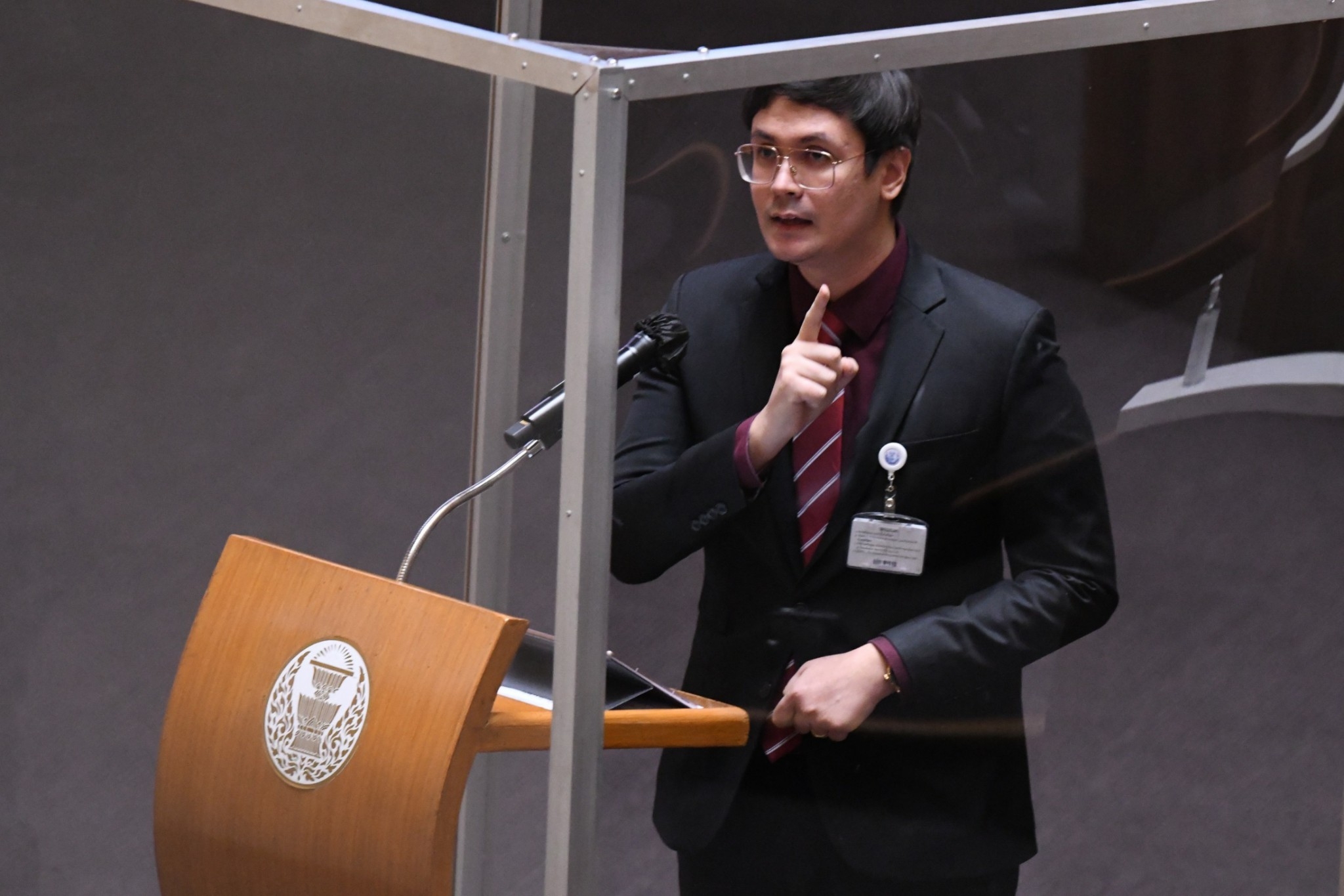 “รังสิมันต์” จี้รัฐสภาเลิกเป็นหางเครื่องค่าตัวหลักแสน เล่นละครสืบทอดอำนาจ