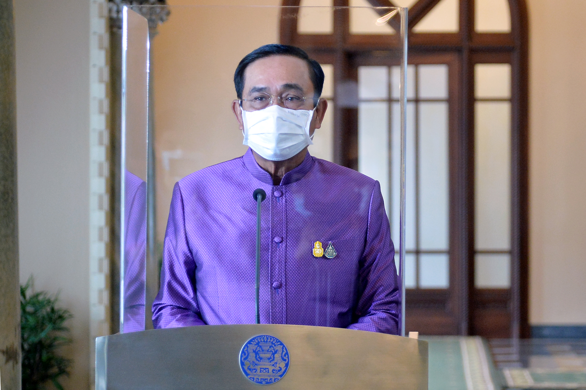 ประยุทธ์ มอบ อาคม แจง พ.ร.ก.กู้เงิน 5 แสนล้าน