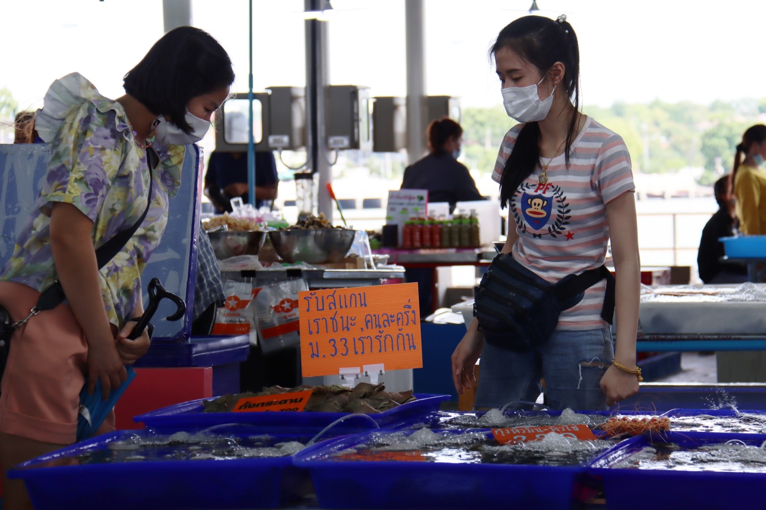 ตลาดประมงอ่างศิลา คึกคัก หลังชลบุรีคลายล็อกดาวน์