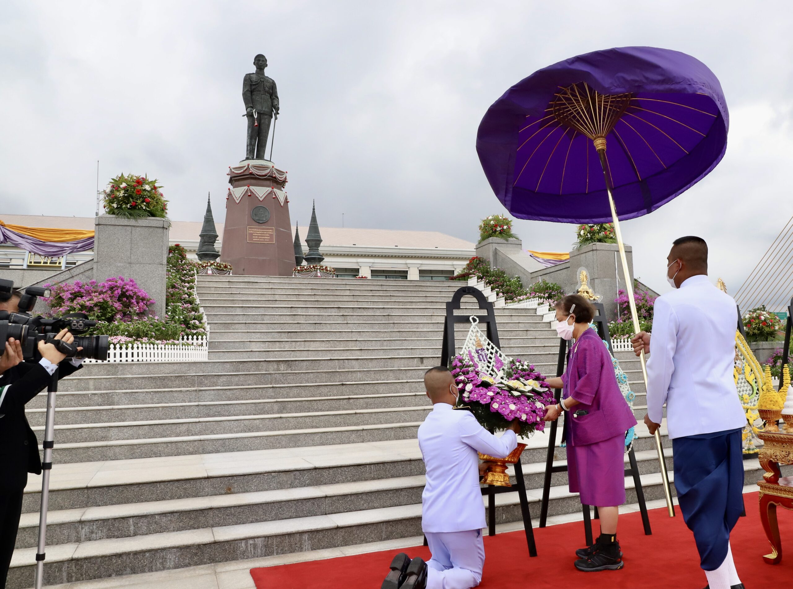 กรมสมเด็จพระเทพฯ เสด็จฯแทนพระองค์ ทรงวางพวงมาลา เนื่องในวันรำลึกวันคล้ายวันสวรรคต ร.8