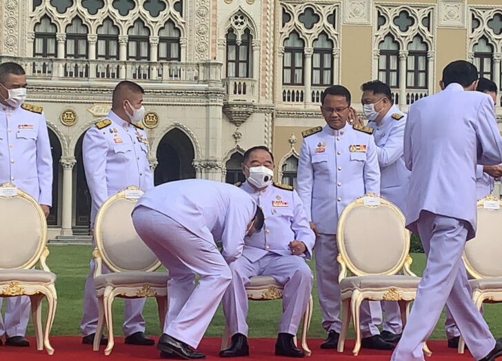 FILE PHOTO : นายอนุชา นาคาศัย รมว.ประจำสำนักนายกรัฐมนตรี ในฐานะเลขาธิการพรรคพลังประชารัฐ ขณะรอถ่ายรูปครม. เมื่อ วันที่ 11 ส.ค. 2563 ได้รุดเข้ามากราบที่ตัก พล.อ.ประวิตร วงษ์สุวรรณ รองนายกรัฐมนตรีในฐานะหัวหน้าพรรคพลังประชารัฐ FILE PHOTO : นายอนุชา นาคาศัย รมว.ประจำสำนักนายกรัฐมนตรี ในฐานะเลขาธิการพรรคพลังประชารัฐ ขณะรอถ่ายรูปครม. เมื่อ วันที่ 11 ส.ค. 2563 ได้รุดเข้ามากราบที่ตัก พล.อ.ประวิตร วงษ์สุวรรณ รองนายกรัฐมนตรีในฐานะหัวหน้าพรรคพลังประชารัฐ