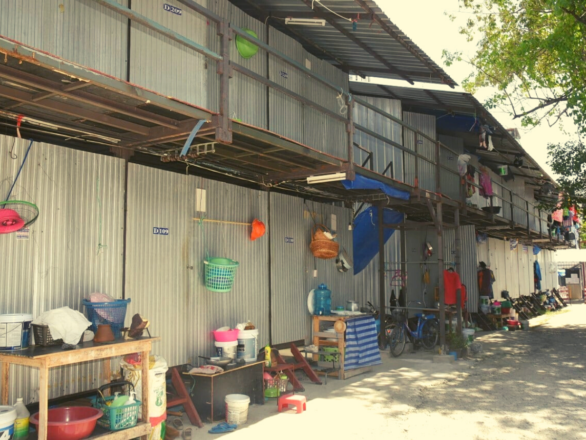ล็อกดาวน์แคมป์คนงาน ศูนย์ปฏิบัติการ “ประยุทธ์” ตอบทำไมประกาศตี 1