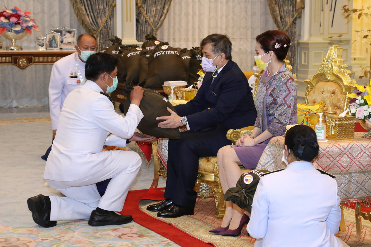ในหลวง พระราชินี พระราชทาน “ถุงพระราชทานกำลังใจ” แก่โรงพยาบาล 49 แห่ง
