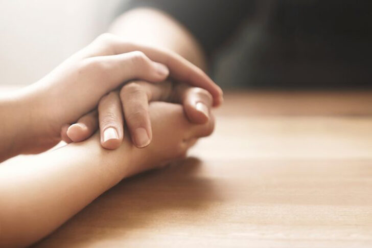 จับมือ