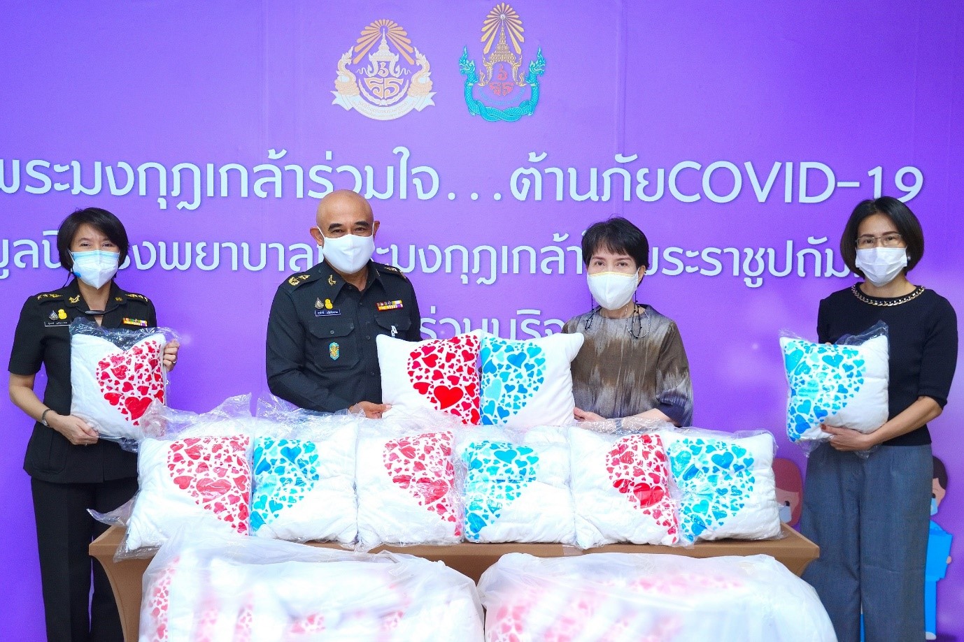 มูลนิธิหนึ่งคนให้ หลายคนรับ มอบหมอนผ้าห่มแก่โรงพยาบาลสนาม