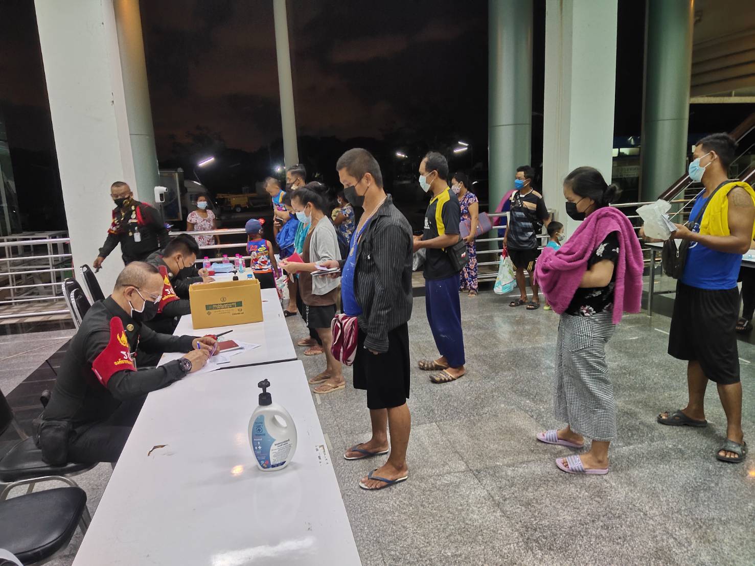 กทม. เปิดศูนย์กีฬาบึงหนองบอน เป็นศูนย์พักพิงชั่วคราวเหตุเพลิงไหม้โรงงาน