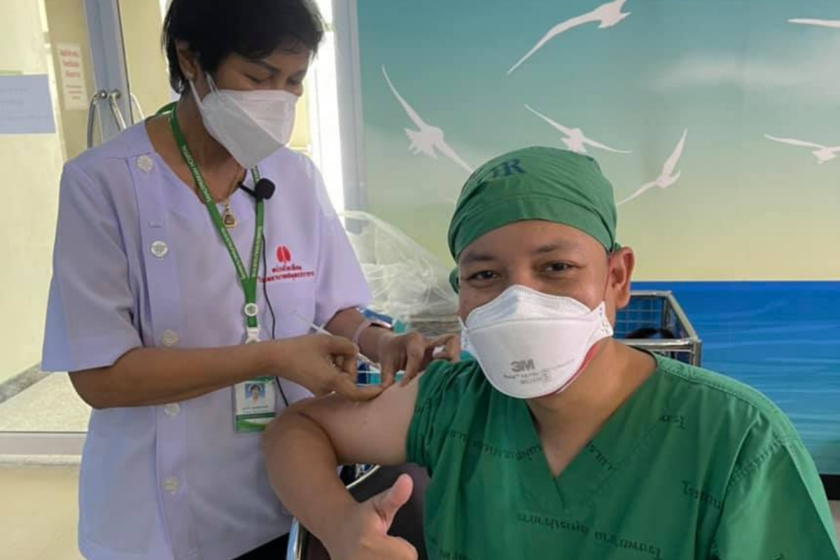 หมอผ่าตัดด่านหน้า รีวิว 24 ชม. หลังฉีดวัคซีนเข็ม 3 ด้วยแอสตร้าฯ
