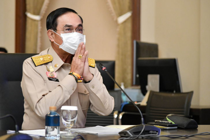 พล.อ.ประยุทธ์ จันทร์โอชา นายกรัฐมนตรีและรัฐมนตรีว่ากระทรวงกลาโหม ยกมือไหว้ พล.อ.ประยุทธ์ จันทร์โอชา นายกรัฐมนตรีและรัฐมนตรีว่ากระทรวงกลาโหม ยกมือไหว้
