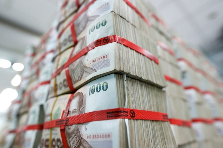 FILE PHOTO: Thai baht notes are seen at a Kasikornbank in Bangkok เงินบาท