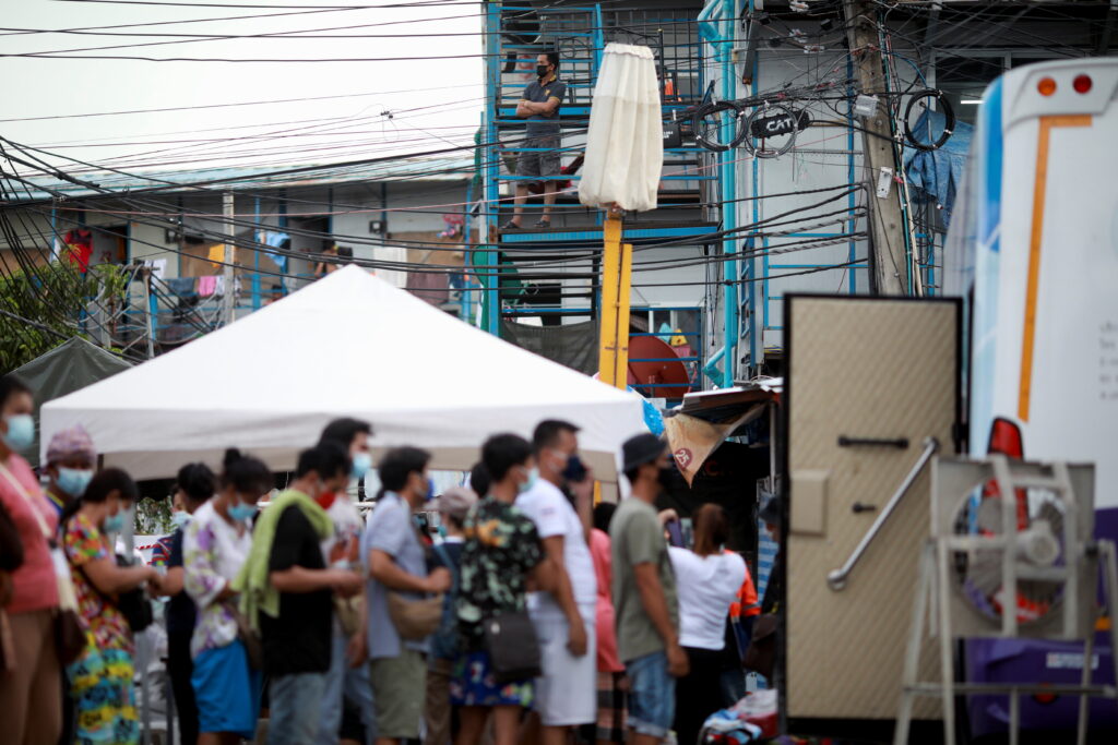 รัฐผุดมาตรการ ซื้ออาหารร้านหาบเร่ ส่งแคมป์คนงานก่อสร้าง
