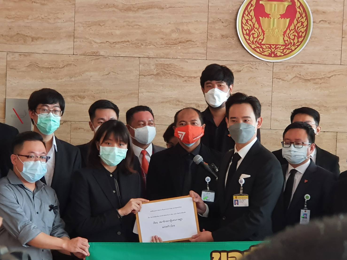 หมอไม่ทน หิ้ว 2 แสนชื่อยื่นสภา ช่วยกดดันรัฐบาลใช้วัคซีน mRNA เป็นตัวหลัก