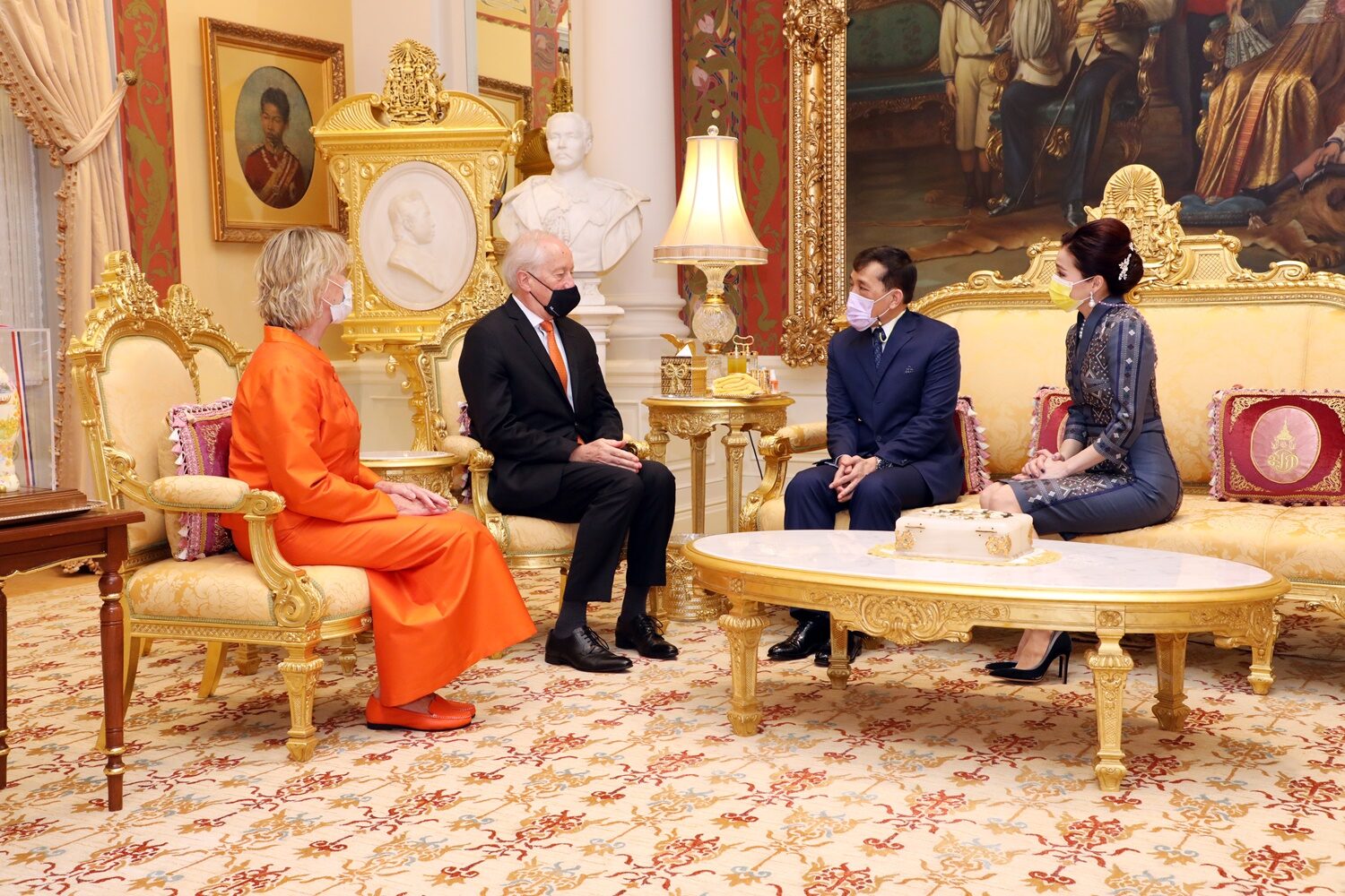 ในหลวง พระราชินี พระราชทานพระบรมราชวโรกาสให้คณะทูตเฝ้าฯ กราบบังคมทูลลา