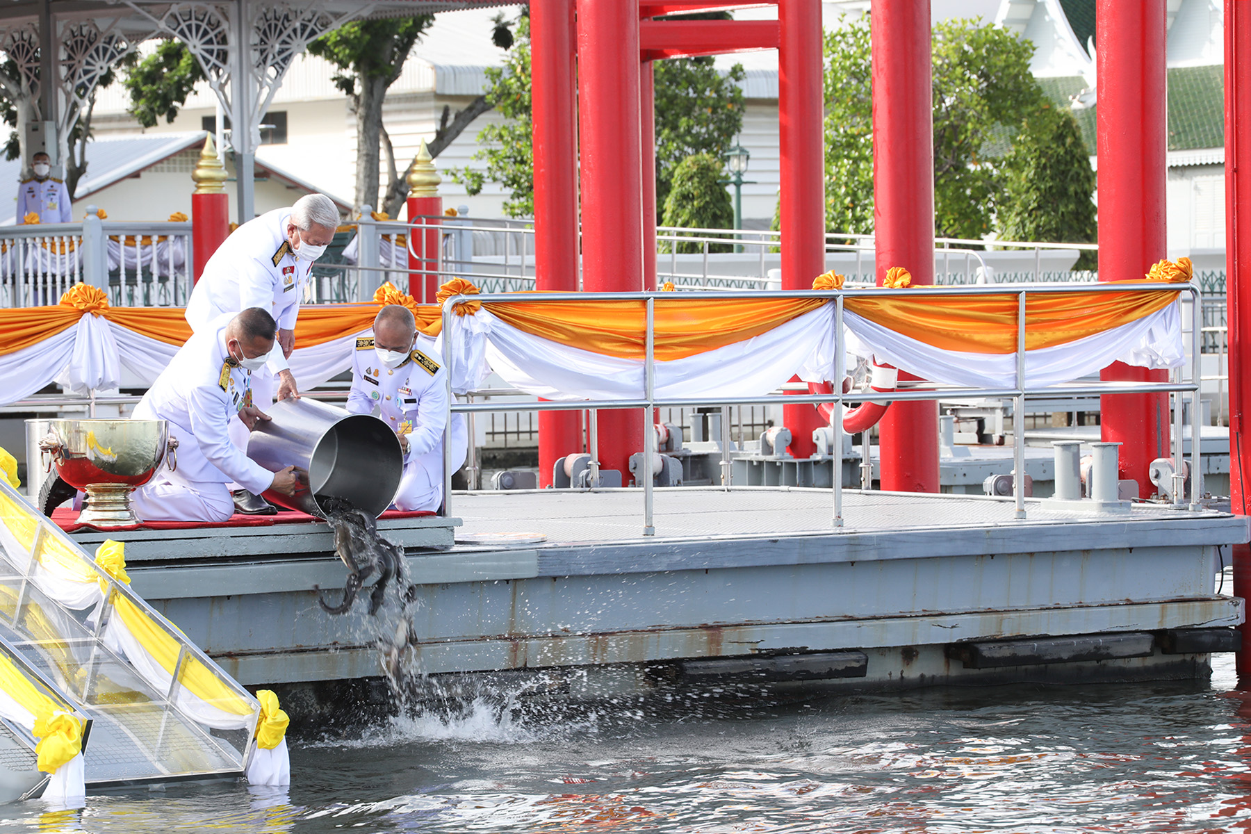 โปรดเกล้าฯ “สุรยุทธ์” ผู้แทนพระองค์ ปล่อยนก ปลา ในวันเฉลิมพระชนมพรรษา