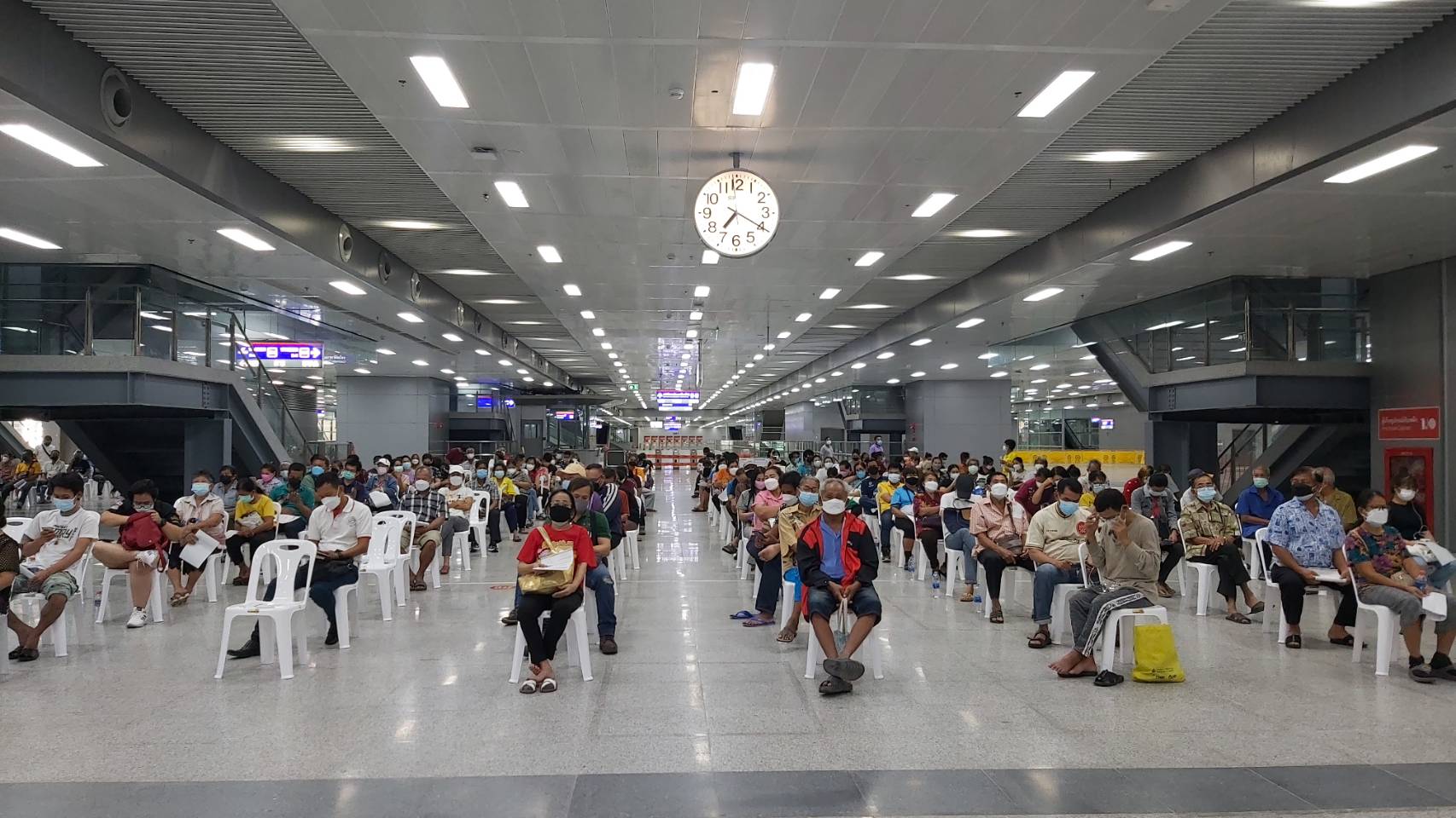 ประชาชนแห่ walk in ฉีดวัคซีนที่ฮับบางซื่อ-เจ้าหน้าที่เริ่มฉีดก่อนเวลา