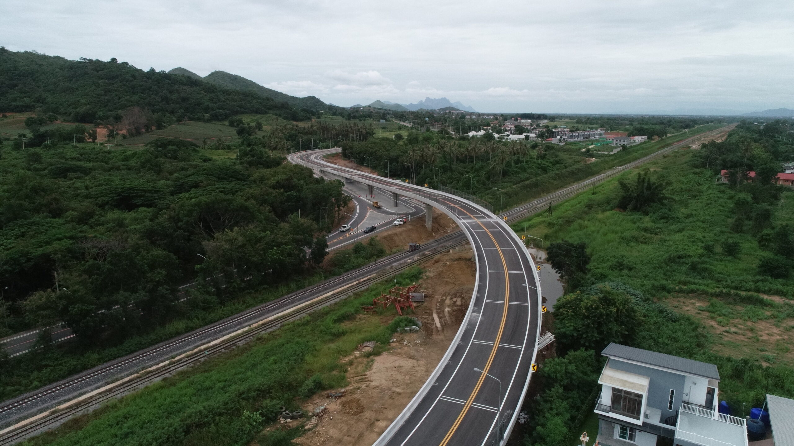 เปิดใช้สะพานข้ามทางรถไฟ จุดตัด “บ้านปากน้ำปราณ” รองรับสร้างรถไฟทางคู่
