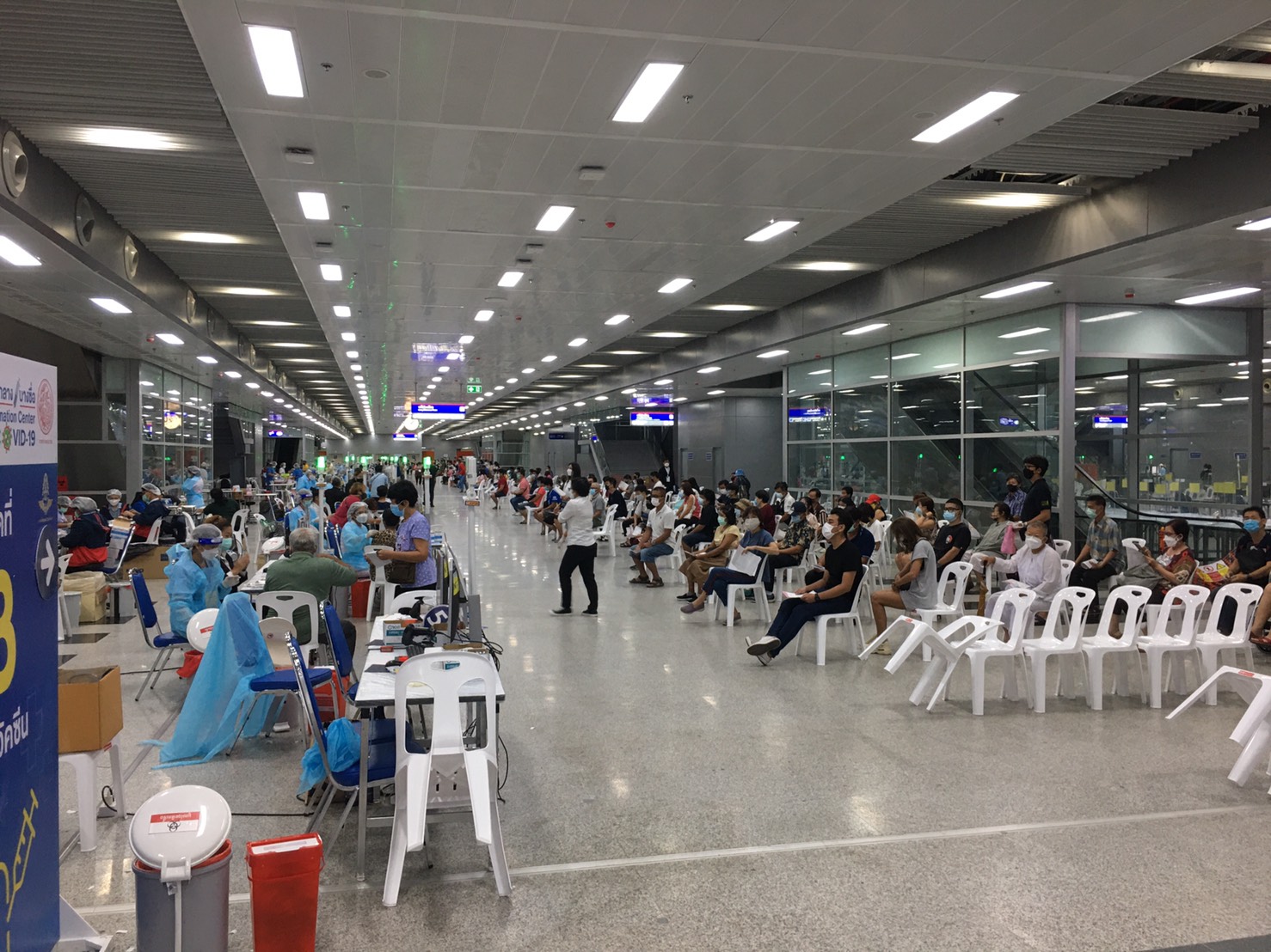 จัดระเบียบจราจร ศูนย์วัคซีนบางซื่อ เลิกจุด “หมอพร้อม” เร่งระบายคน
