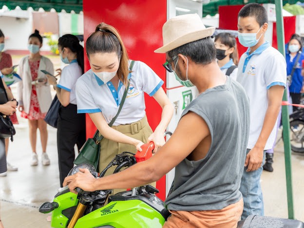 โครงการแจกน้ำมันปันสุขช่วยเกษตรกรสู้ภัยโควิด-19