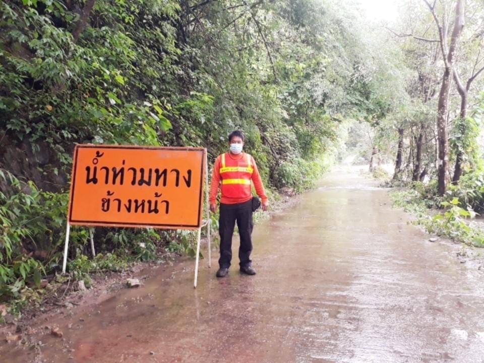 ทางหลวงชนบท เคลียร์หน้าดิน-ปักป้ายกันน้ำท่วม “แม่ฮ่องสอน”