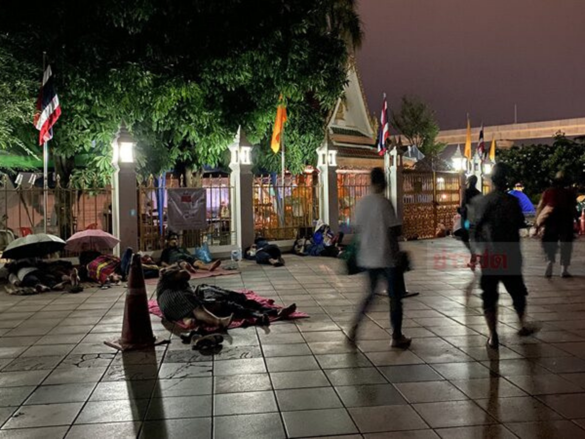 “ประชาชน” ปูเสื่อนอนรอคิวข้ามคืน ตรวจโควิดฟรี วัดพระศรีมหาธาตุฯ