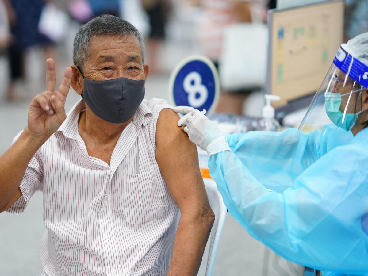 ศูนย์ฉีดวัคซีนกลางบางซื่อ รับวอล์กอินเฉพาะผู้สูงอายุ 75 ปีขึ้นไปเท่านั้น