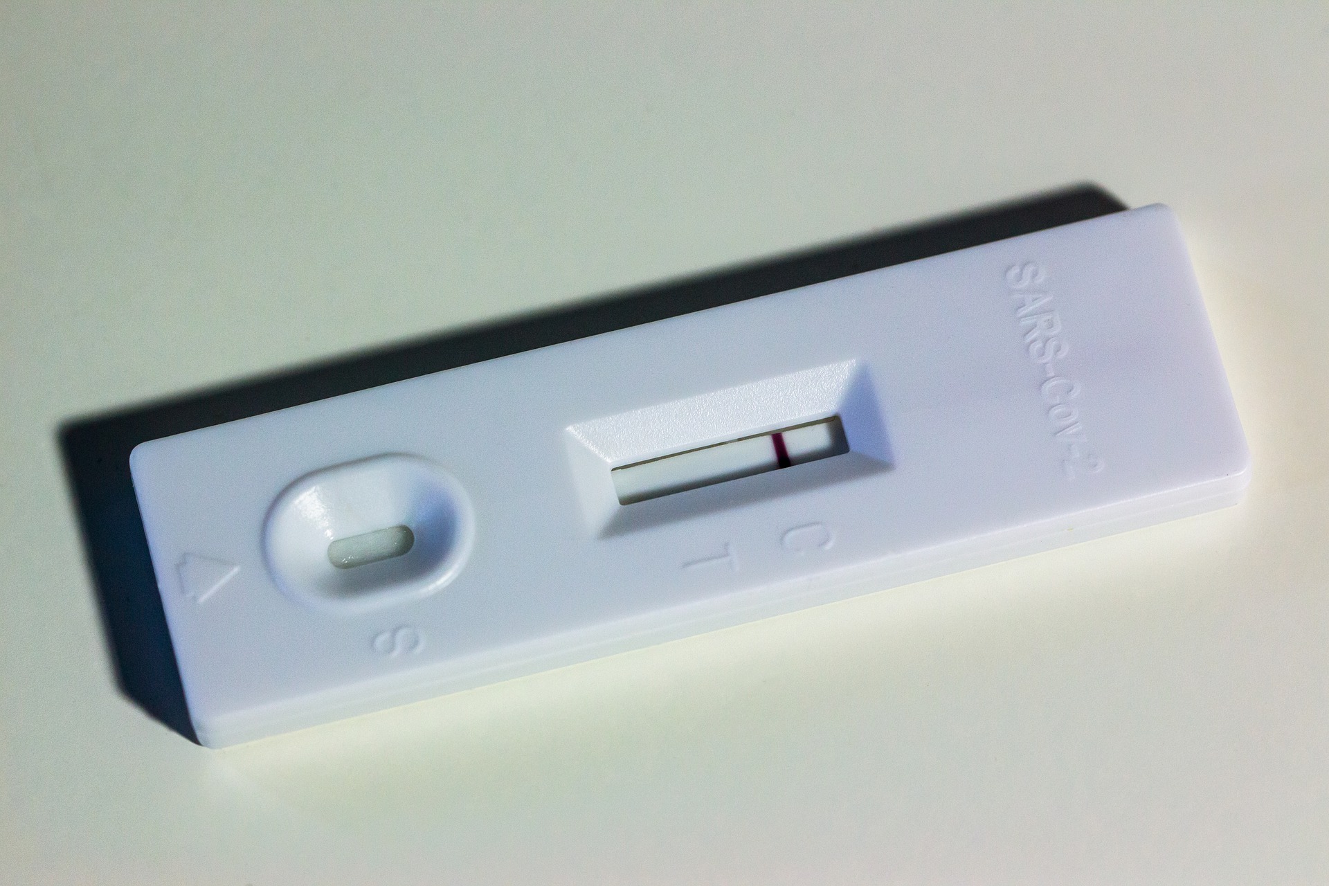 เทียบชุดตรวจ Antigen Test Kit กับ Antibody Test Kit วิธีใช้ต่างกัน