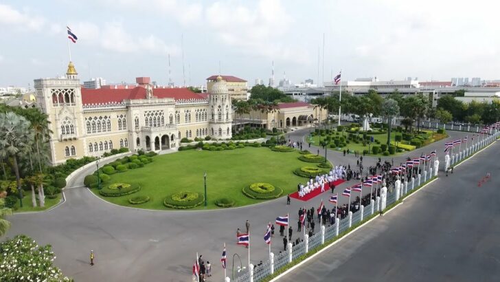 ภาพมุมสูงนายกรัฐมนตรี นำคณะรัฐมนตรีถ่ายภาพหมู่ ณ บริเวณสนามหญ้าหน้าตึกไทยคู่ฟ้า ทำเนียบรัฐบาล เมื่อ 30 มี.ค. 2021