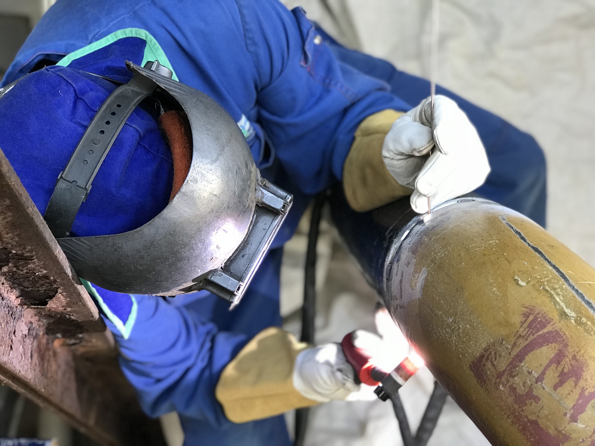 ไฟไหม้โรงงาน กฎหมายให้สิทธิอะไรกับลูกจ้างบ้าง ? welder 4086983 1920 - ไฟไหม้โรงงาน กฎหมายให้สิทธิอะไรกับลูกจ้างบ้าง ?