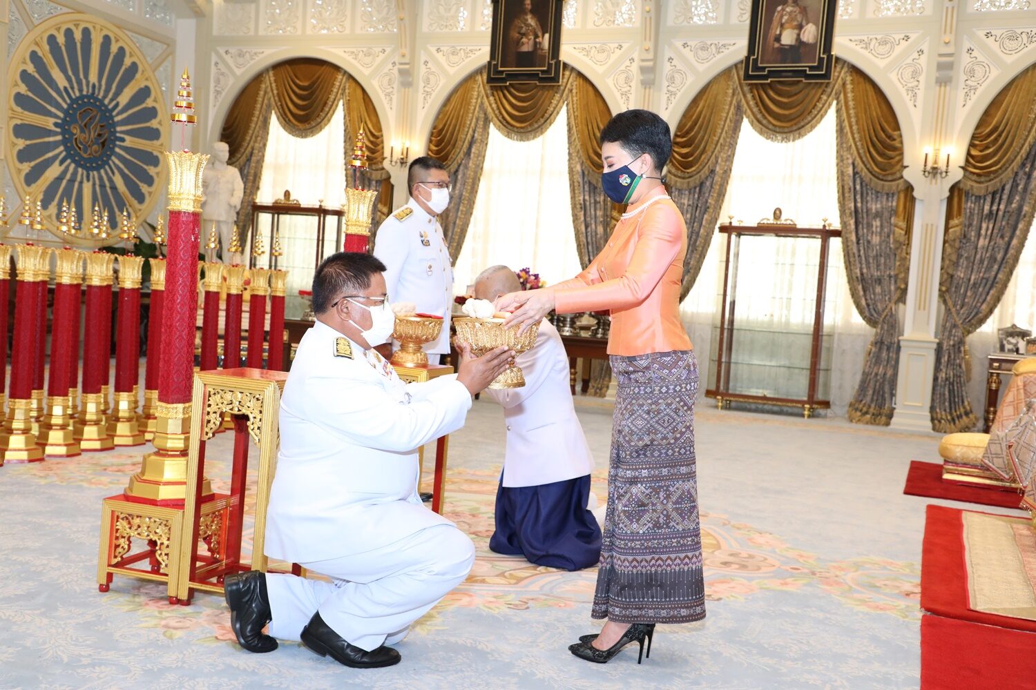 ในหลวง โปรดเกล้าฯ สมเด็จเจ้าฟ้าพัชรกิติยาภาฯ ทรงเจิมเทียนพรรษา เนื่องในเทศกาลเข้าพรรษา