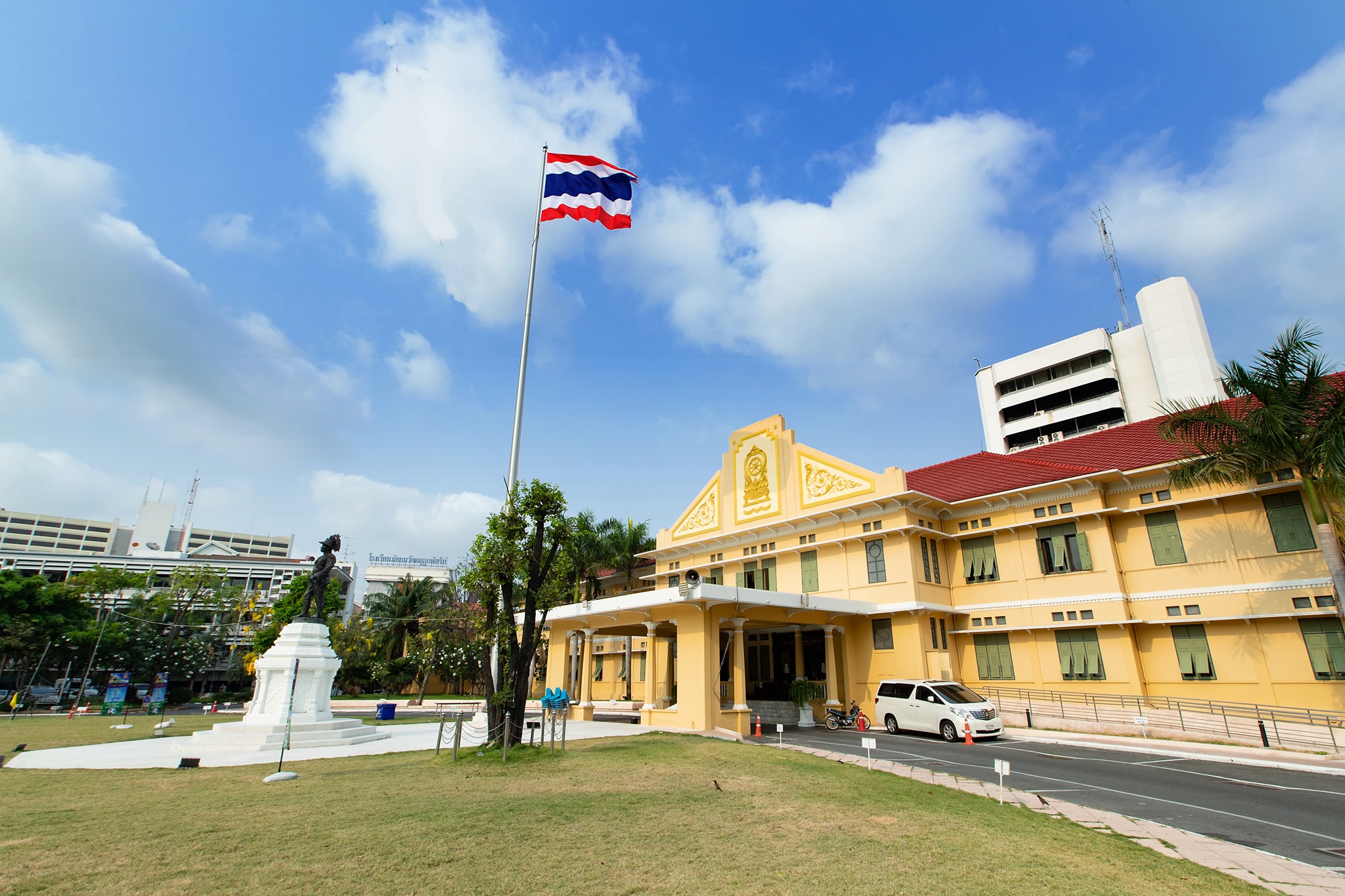 ครม. สั่งลดค่าเทอม สถาบันรัฐ-เอกชน พร้อมร่วมสมทบส่วนลดให้