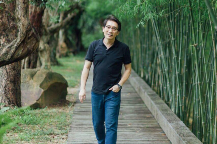 หนุ่มเมืองจันทร์ สรกล อดุลยานนท์ หรือ นักเขียน คอลัมนิสต์ ชื่อดังนามปากกา “หนุ่มเมืองจันท์”